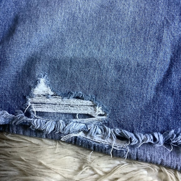 Good American Plus Size The Bombshell Short high rise ripped jean shorts 24 - Picture 5 of 9